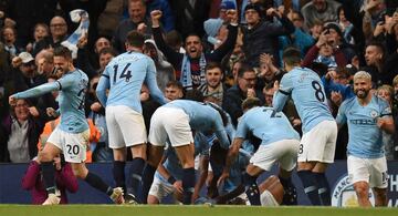 Vincent Kompany fue el héroe de la jornada para el Manchester City, ya que su golazo al ángulo ante Leicester le permite al equipo de Pep Guardiola llegar a la última fecha como líder de la Premier League con un punto más que el Liverpool.