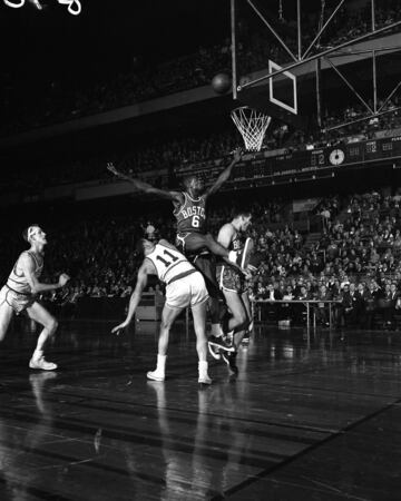 Jugador que capturó el máximo número de rebotes en una parte en la historia de la NBA: 32 frente a Philadelphia Warriors en 1957.
