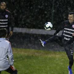 Chile trabajó bajo la lluvia con tres menos por precaución