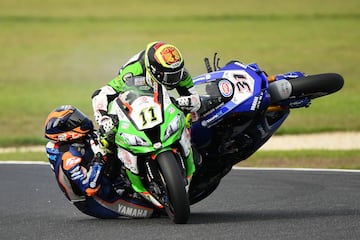 El piloto estadounidense Garrett Gerloff se va al suelo tras chocar con el alemán Sandro Cortese durante el Campeonato Mundial de Superbikes 2020 en el circuito Phillip Island en Australia.
