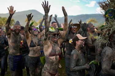 Los participantes asisten a la fiesta de carnaval Mud Block en Paraty. 