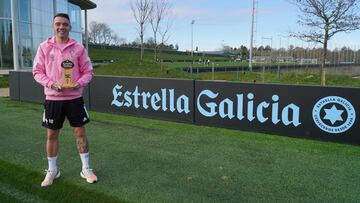 Iago Aspas posa con el Premio Estrella Galicia de noviembre en la Ciudad Deportiva Afouteza.