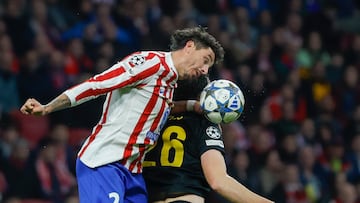 MADRID, 04/11/2025.- El defensa uruguayo del Atlético de Madrid, José María Giménez (i), disputa el balón ante el defensa inglés del Union Saint-Gilloise, Ross Sykes, durante el encuentro correspondiente a la fase regular de la Liga de Campeones que disputan hoy martes Atlético de Madrid y Union Saint-Gilloise en el estadio Metropolitano, en Madrid. EFE / Juanjo Martín.