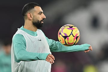 Mohamed Salah of Liverpool warms up