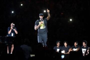 LeBron James durante la ceremonia de vuelta a casa a LeBron.