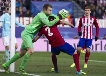 Jeroen Zoet y Diego Godín.