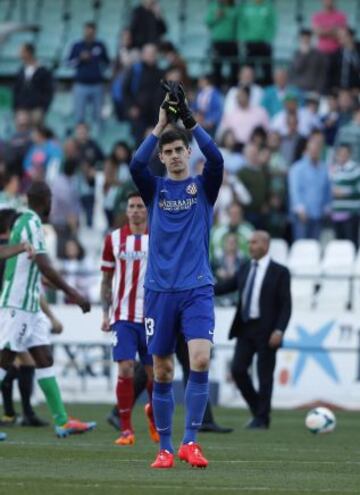 Courtois saluda tras finalizar el encuentro.