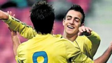 Joselu abraza a Javi MArtínez