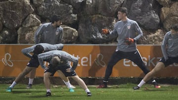 Simon y Villalibre durante el entrenamiento del Athletic en la previa del enfrentamiento de Copa ante el Barcelona