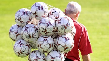 Luis Aragonés, con la malla de balones a la espalda al término de un entrenamiento de La Roja en 2008.