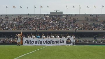 Pumas muestra manta de &quot;Alto a la violencia&quot;