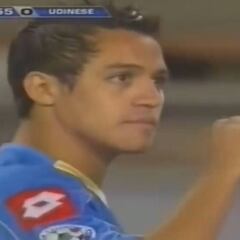 A puras patadas: el poco visto debut de Alexis en Udinese