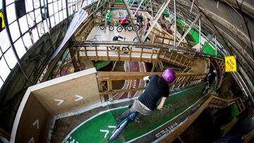 Una chica en una bici de MTB y casco lila se dispone a bajar por el circuito de bicis indoor m&aacute;s largo del mundo, el Ray&#039;s Indoor Mountain Bike Park ubicado en Cleveland (Ohio, Estados Unidos). 