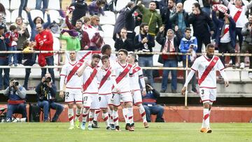 Los jugadores celebran el gol de De Tom&aacute;s al Zaragoza.