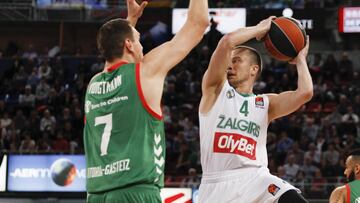 GRA634. VITORIA, 06/04/2017.- El escolta Lukas Lekavicius (d), del Zalgiris de Kaunas (Lituania), intenta un pase marcado por el pívot alemán del Baskonia Johannes Voigtmann (i), durante el partido de la trigésima jornada de la Euroliga disputado hoy en el pabellón Fernando Buesa de Vitoria. EFE/David Aguilar