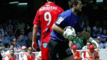 <b>ILUSIONADO. </b>Rubén bloca el balón en un Cartagena-Real Sociedad de la temporada pasada.