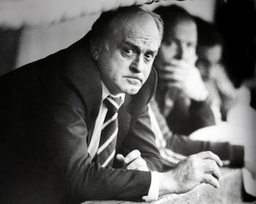 Fue capaz de salir campeón dirigiendo a los dos equipos. Con Boca Juniors consiguió levantar el Torneo Nacional y de la Copa Argentina de 1969 y con River Plate el Torneo Nacional de 1981.