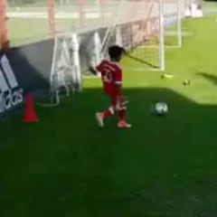 Arturo Vidal mostró el 'gol imposible' de su hijo Alonso