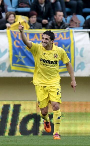 El delantero del Villarreal Jonathan Pereira celebra el gol del 1-1 ante el Elche, durante el partido de la trigésima primera jornada de liga de Primera División disputado esta tarde en el estadio de El Madrigal.
