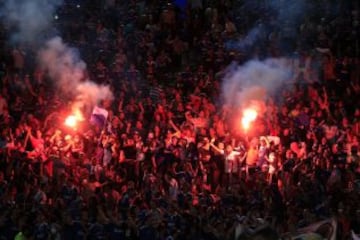 Nuevamente, los barristas azules no estarían a la altura, y encendieron bengalas en Copa Libertadores. Esto también lo realizaron en el duelo frente a Emelec.