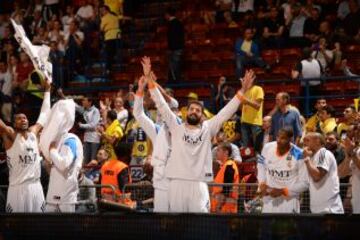 Mirotic y sus compañeros celebran el pase a la final.