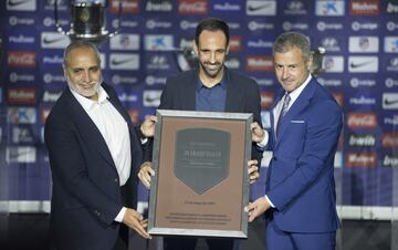 Tomás Reñones  Aguilera junto a Juanfran posando con la placa conmemorativa del lateral. 