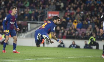 1-0. Luis Suárez marcó el primer gol tras un centro de Leo Messi.