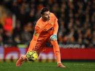 Valencia's goalkeeper Stole Dimitrievski throws the ball during the Spanish La Liga soccer match between Valencia and Real Madrid in Valencia, Spain, Sunday, Feb. 8, 2026. (AP Photo/Francisco Macia)