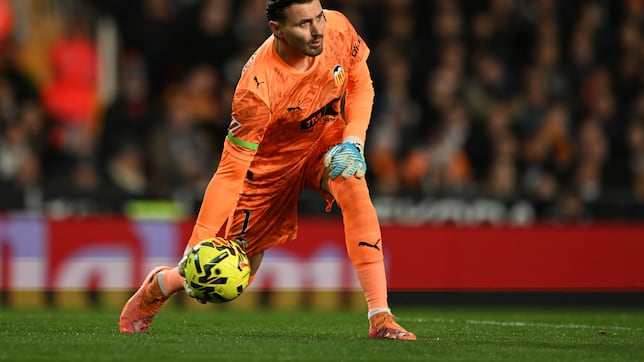 Dimitrievski mejora a Julen