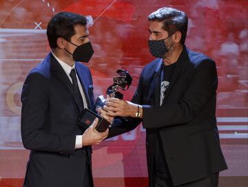 Iker Casillas recibe el Premio Trayectoria de manos del director del Diario As, Vicente Jiménez. 