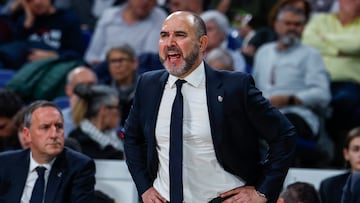 MADRID, 20/03/2025.- El entrenador del Real Madrid Chus Mateo durante el partido de la jornada 30 de la EuroLiga que Real Madrid y Asvel Villeurbanne disputan hoy jueves en el Movistar Arena, en Madrid. EFE/Juanjo Martín