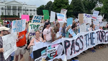 Demonstrators demand that U.S. President Joe Biden withdraw from the 2024 election race, outside the White House in Washington, U.S., July 20, 2024. REUTERS/Mark Bendeich
