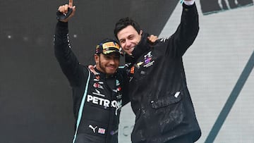 Wolff explica el contrato de Hamilton con Mercedes