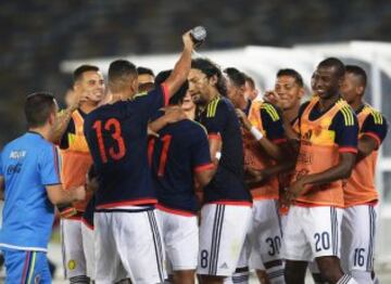 Colombia-Kuwait. El centrocampista de la selección colombiana, Abel Aguilar, celebra con sus compañeros su tanto ante Kuwait.