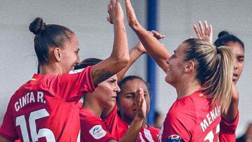 Cinta y Menayo celebran el gol del Atlético ante el Sporting Huelva.