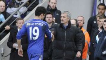 Mourinho estrecha la mano con Diego Costa, en imagen de archivo.