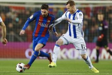 Messi pelea un balón con el centrocampista de la Real Sociedad david Zurutuza