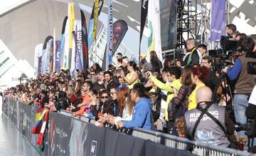 Seguidores presentes en la línea de meta de la maratón de Valencia. 