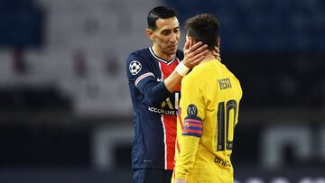 Ángel Di María y Leo Messi se saludan tras concluir un partido entre Paris Saint-Germain y FC Barcelona.