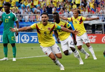 Los jugadores colombianos celebran el gol de Yerry Mina.