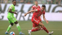 Wolfsburg (Germany), 14/05/2022.- Wolfsburg&#039;s Ridle Baku (L) in action against Bayern&#039;s Robert Lewandowski (R) during the German Bundesliga soccer match between VfL Wolfsburg and FC Bayern Muenchen in Wolfsburg, northern Germany, 14 May 2022. (A