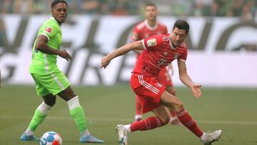 Wolfsburg (Germany), 14/05/2022.- Wolfsburg's Ridle Baku (L) in action against Bayern's Robert Lewandowski (R) during the German Bundesliga soccer match between VfL Wolfsburg and FC Bayern Muenchen in Wolfsburg, northern Germany, 14 May 2022. (A