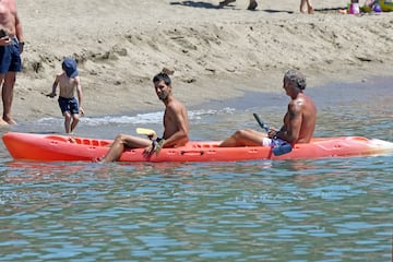 El tenista serbio, ganador del último Wimbledon, y su mujer Jelena Đoković disfrutan de unos días de descanso en la Costa del Sol española.