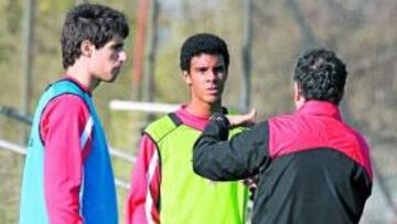 <b>EN CORTO. </b>Caparrós corrigió al jugador durante cinco minutos.