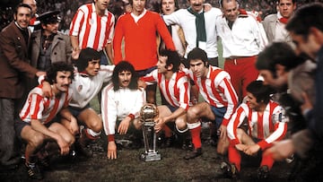 HISTORIA DE LA EUROCOPA
TOMO2 TOMO 2
YUGOSLAVIA 1976
FECHA: 10/04/75 EQUIPO PLANTILLA DEL ATLETICO DE MADRID CELEBRANDO LA CONSECUCION DE LA COPA INTERCONTINENTAL PUBLICADA 21/05/01 ESPECIAL ATLETICO DE MADRID 2COL
FOTO:Centre de Documentaci車 i Estudis del FC Barcelona
