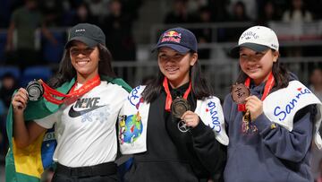 Tokyo (Japan), 17/12/2023.- (L-R) Silver medalist Rayssa Leal of Brazil, gold medalist Yumeka Oda of Japan and bronze medalist Momiji Nishiya of Japan pose for photographs after the women's final of the World Skateboarding Tour Tokyo Street 2023 World Championship in Tokyo, Japan, 17 December 2023. (Brasil, Japón, Tokio) EFE/EPA/KIMIMASA MAYAMA EDITORIAL USE ONLY
