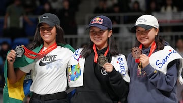 Tokyo (Japan), 17/12/2023.- (L-R) Silver medalist Rayssa Leal of Brazil, gold medalist Yumeka Oda of Japan and bronze medalist Momiji Nishiya of Japan pose for photographs after the women's final of the World Skateboarding Tour Tokyo Street 2023 World Championship in Tokyo, Japan, 17 December 2023. (Brasil, Jap¨®n, Tokio) EFE/EPA/KIMIMASA MAYAMA EDITORIAL USE ONLY
