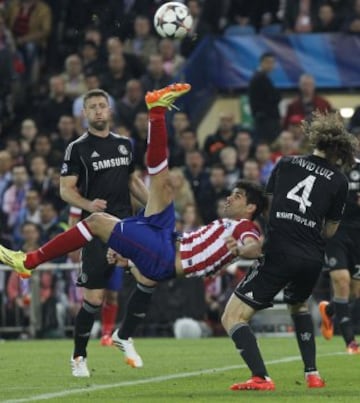 Semifinal de Champions League en abril de 2014 entre el Atlético de Madrid y el Chelsea. Chilena de Diego Costa.