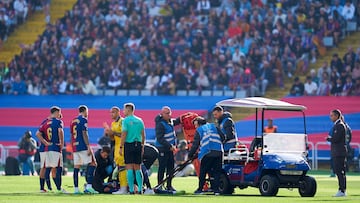 BARCELONA, SPAIN - NOVEMBER 30: Alejandro Balde of FC Barcelona leaves the field on a buggy after suffering an injury during the LaLiga EA Sports match between FC Barcelona and UD Las Palmas at Estadi Olimpic Lluis Companys on November 30, 2024 in Barcelona, Spain. (Photo by Pedro Salado/Getty Images)