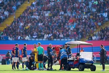 Alejandro Balde es ayudado a subir a la camilla móvil para ser trasladado a un hospital.